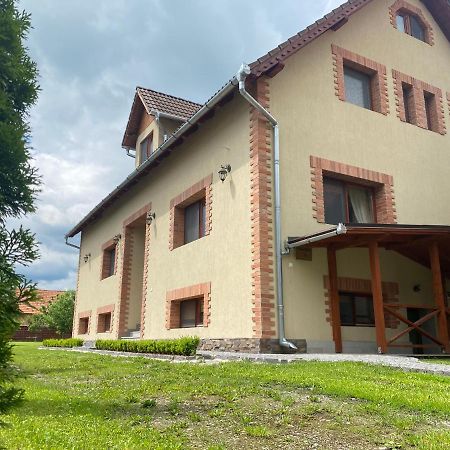 Gradics Panzio Hotel Siculeni Exterior foto