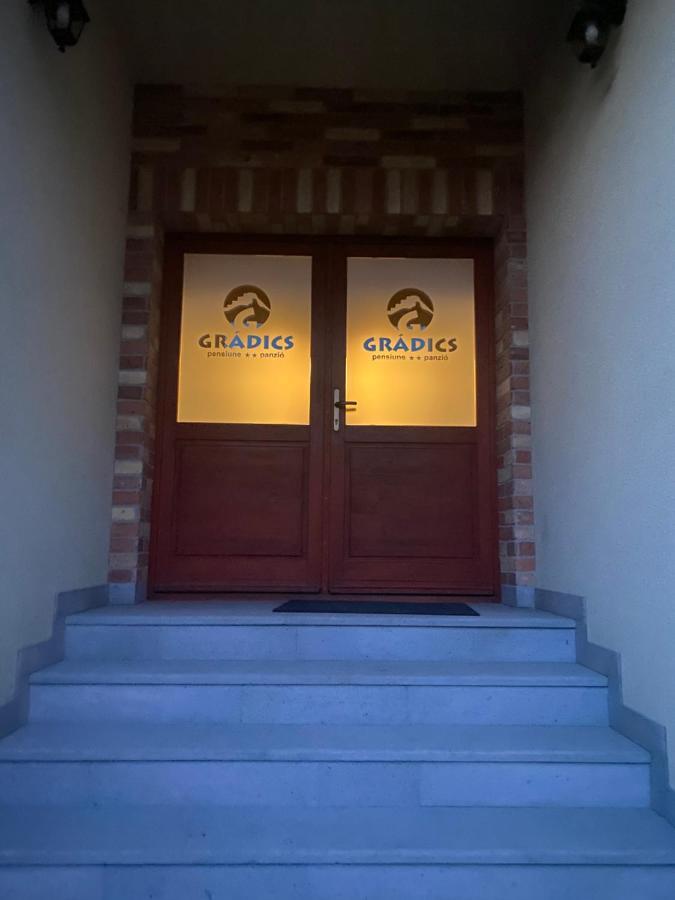 Gradics Panzio Hotel Siculeni Exterior foto